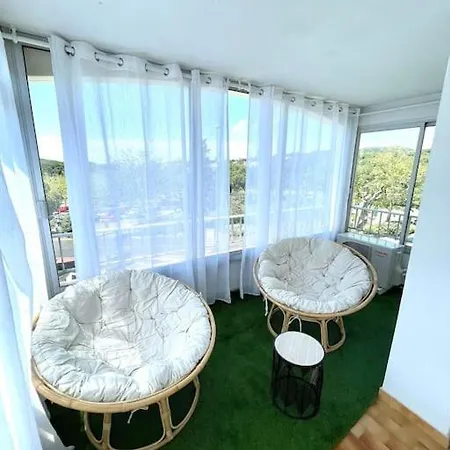 Le Nid Ensoleille - Centre Port Apartment